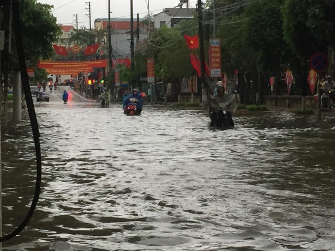 Tại đường Biên Hòa, một số người phải xuống xe dắt bộ vì mực nước quá sâu khiến xe bị chết máy.