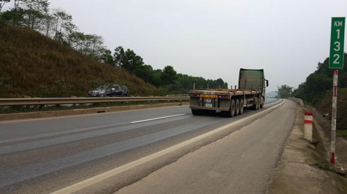 Phí đường bộ trên tuyến này thấp nhất là 300.000 đồng/lượt/xe, cao nhất là 1.220.000 đồng/lượt/xe, nhưng mặt đường thì không hề tương xứng.