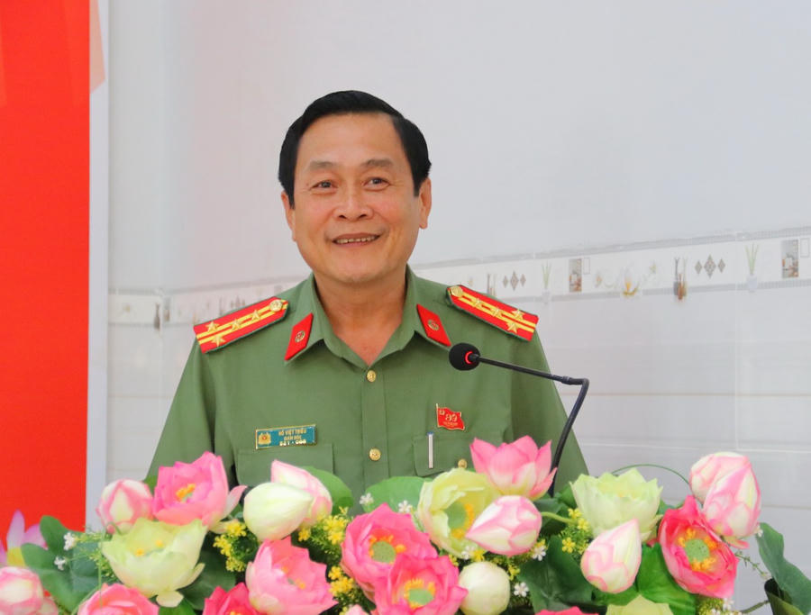 Trong chương trình hành động, nếu được cử tri tín nhiệm bầu làm đại biểu Quốc hội khóa XVI, Đại tá Hồ Việt Triều cam kết tham gia đầy đủ các kỳ họp Quốc hội, thực hiện nghiêm túc nhiệm vụ của đại biểu, đồng thời thường xuyên tiếp xúc cử tri để lắng nghe tâm tư, nguyện vọng của người dân.