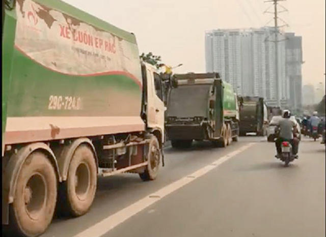 Những xe rác do những tài xế đi vào làn đường dành cho buýt nhanh BRT. Ảnh cắt từ clip.