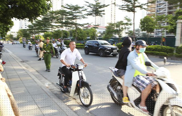 Tuy nhiên, thanh niên này đã không chấp hành và tăng ga bỏ chạy.