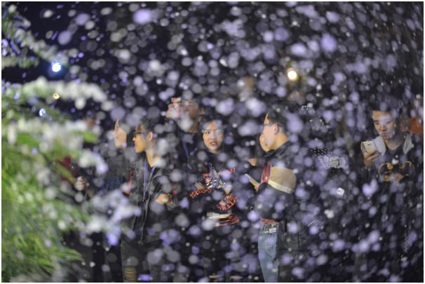 Được biết, những cơn mưa tuyết này được tạo thành từ lớp bọt tuyết. Tất cả đều được nhập khẩu từ nước ngoài theo từng kiện 5 lít/ thùng. Hiện tại, nhà trường chỉ đang cho phun thử nghiệm để chuẩn bị cho lễ Noel vào ngày 24/12 tới đây. Mỗi lần phun thử nghiệm kéo dài khoảng 30 phút, sử dụng khoảng hơn 10 lít bọt tuyết.