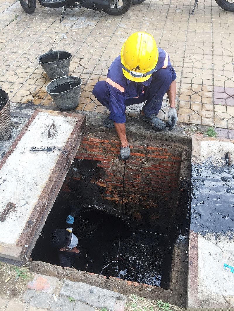 Chất thải được đưa từ lòng cống lên xe để chở đến nơi xử lý.