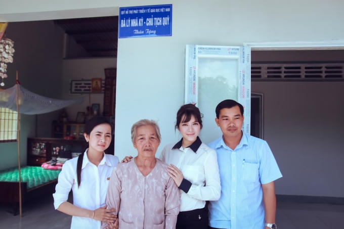 Lý Nhã Kỳ trao nhà tình nghĩa tại Hậu Giang.