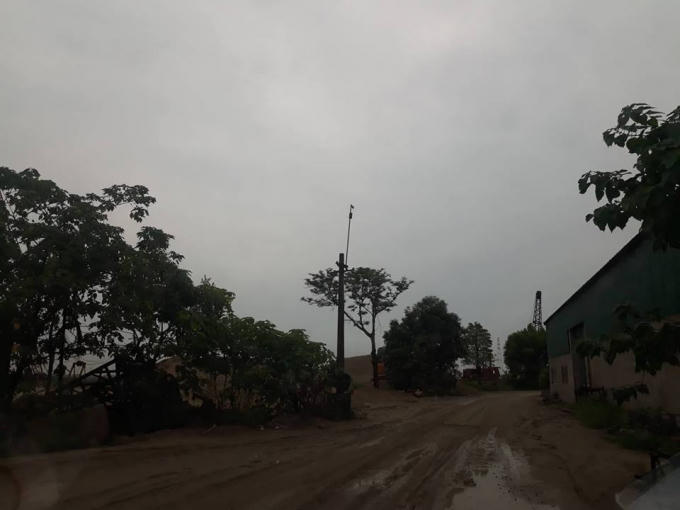 Sử dụng diện tích ngoài diện tích được thuê để làm bãi trung chuyển vật liệu.