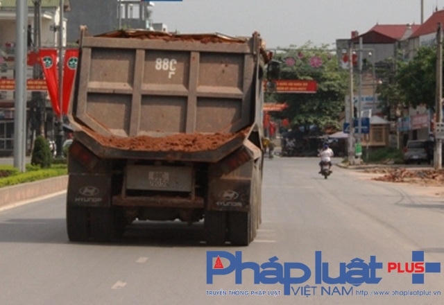Những chiếc xe trở đất lướt êm trên đường.
