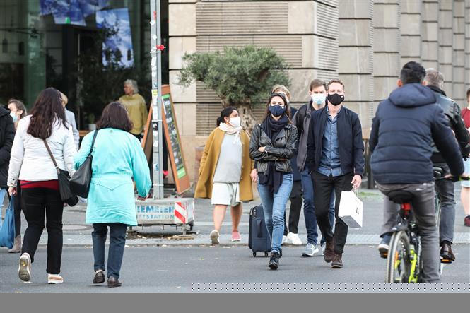 Người dân đeo khẩu trang phòng lây nhiễm COVID-19 tại Berlin, Đức, ngày 24/10/2020. Ảnh: THX/ TTXVN