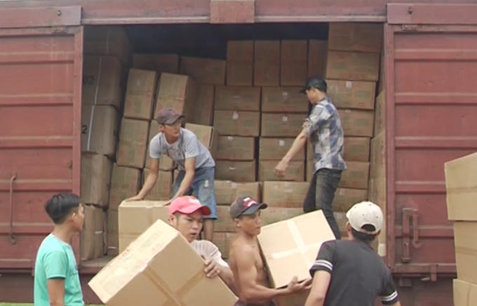 Hàng lậu được đóng hành từng thùng.