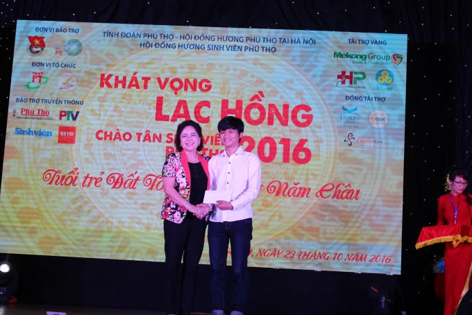 Bên cạnh các hoạt động văn nghệ chào Tân sinh viên,  tuyên dương, trao quà cho những sinh viên ưu tú có thành tích xuất sắc trong kỳ thi tuyển đại học vừa qua.