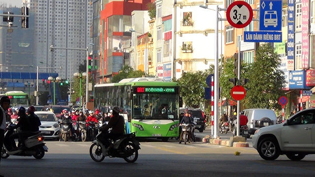 Hơn 20 chiếc xe buýt nhanh lăn bánh giờ cao điểm sáng nay.