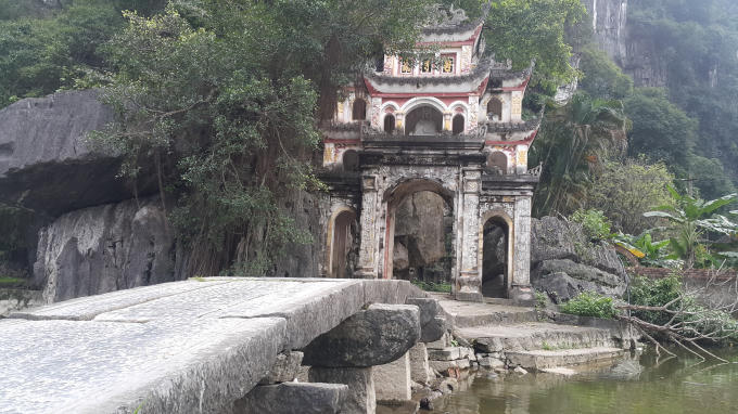 Cách TP Ninh Bình khoảng gần 10km, chùa Bích Động nằm ở xã Ninh Hải, huyện  Hoa Lư (Ninh Bình). Ngoài ra chùa còn có tên khác là "Bạch Ngọc Thanh Sơn Đồng", nghĩa là ngôi chùa bằng đá đẹp và trong trẻo như ngọc ở chốn thâm sơn cùng cốc.