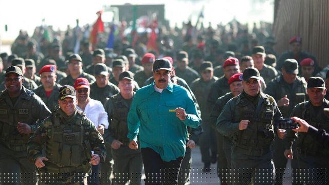 Tổng thống Maduro chạy cùng quân đội Venezuela (Ảnh: AP)