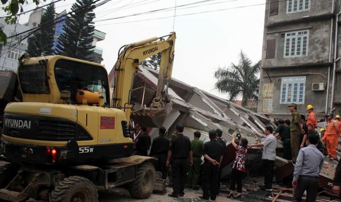 Căn nhà 5 tầng bị sập, đổ vùi lấp cả đường đi và một phần khu công viên nằm bên cạnh.