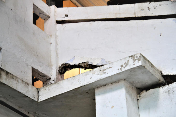 Hệ thống cầu thang xuống cấp sắt rỉ bày ra ngoài.