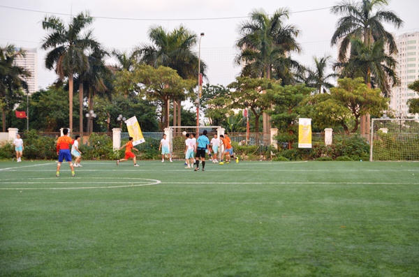 Pha bóng đội Báo Pháp luật Việt Nam ghi bàn dẫn tỉ số 2 -1 trước tuyển thủ Liên quân Phóng viên Thời sự.