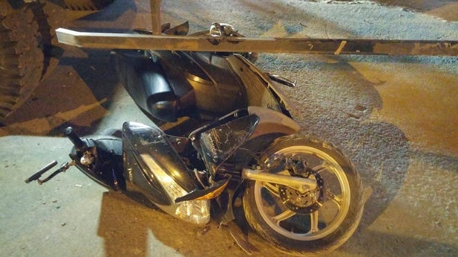 Chiếc xe máy bị hư hỏng nặng sau vụ va chạm.