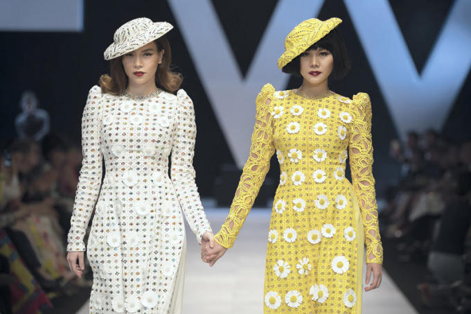 Dù đụng lại bộ cánh với đàn chị nhưng Tường Linh không hề kém cạnh.