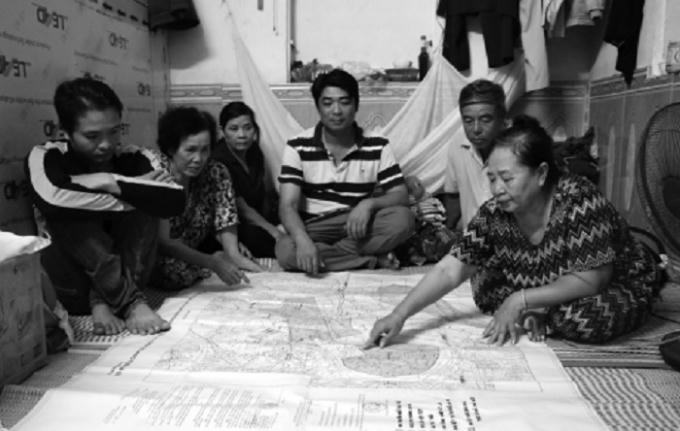 Trong căn phòng trọ chật hẹp ở Hà Nội, họ thường trao đổi với nhau về quy hoạch khu đô thị mới Thủ Thiêm.