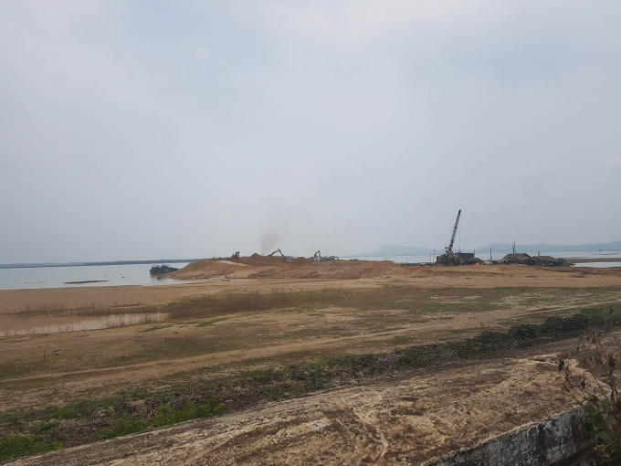 Tình trạng khai thác cát quá mức tại hồ Dầu Tiếng cần sớm được chấn chỉnh