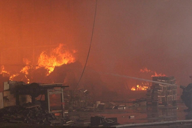 Hàng loạt các vật dụng bằng gỗ bị thiêu rụi.