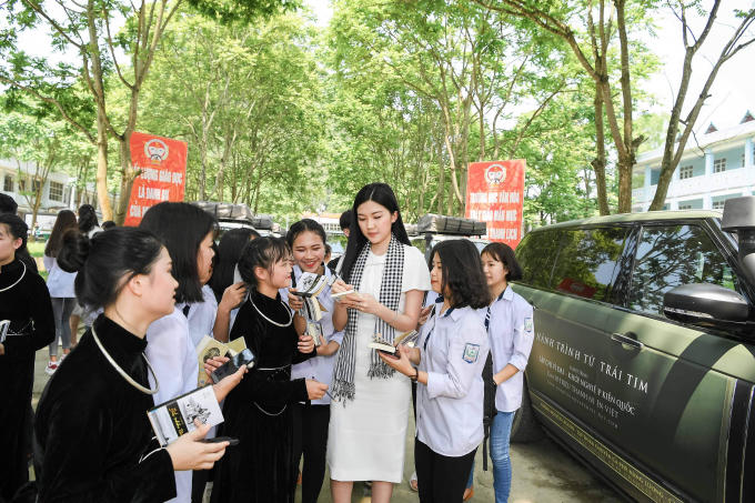 Các người đẹp trong buổi giao lưu miền cao.