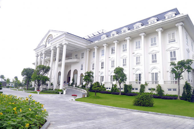 Hệ thống khách sạn và biệt thự tiêu chuẩn 5 sao tại FLC Luxury Resort Vĩnh Phúc đã hoạt động với 100% công suất để phục vụ du khách trong dịp nghỉ lễ 30/4-1/5 này, xứng đáng trở thành một điểm đến lý tưởng cho nhiều gia đình khi muốn lánh xa những bon chen, xô bồ, náo nhiệt thường ngày để tìm về chốn bình yên trong trẻo.