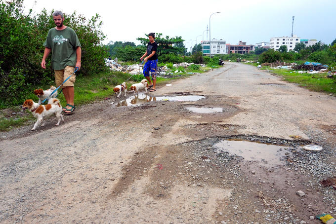 Trục đường chính trong dự án Bắc Rạch Chiếc thông ra Xa lộ Hà Nội lởm chởm đá, xuất hiện nhiều ổ voi ổ gà, hai bên đầy rác và cỏ dại.