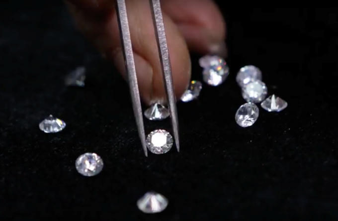 Những viên đá quý Swarovski. Ảnh: HOÀI AN.