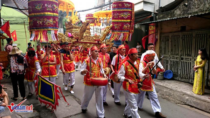 Đo&agrave;n rước kiệu đi qua ng&otilde; Kim Hoa