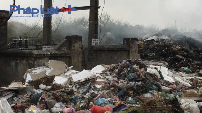 Rác bủa vây trạm biến thế.
