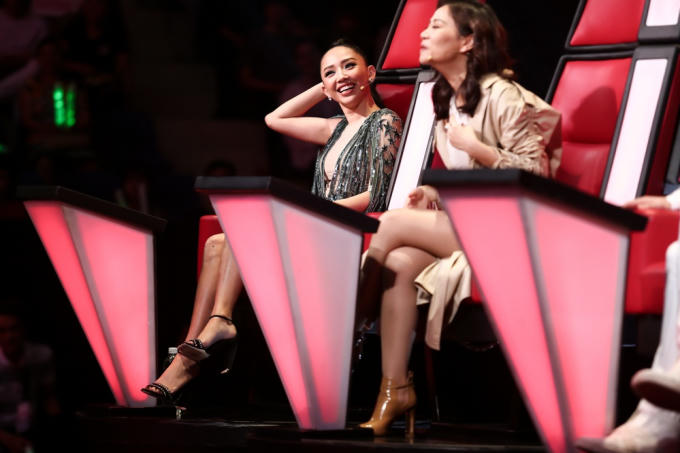 Thu Minh nắm tay Tóc Tiên nhún nhảy trước tiết mục "Quá khứ còn lại gì" của "Soái ca" Đào Tín.