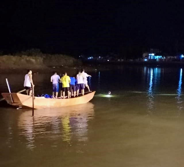 Sau nhiều giờ nỗ lực thi thể 2 học sinh đã được tìm thấy.