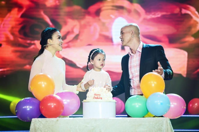 Bà xã Phan Đinh Tùng phá lệ cầm mic cùng chồng tại Sài Gòn Đêm Thứ 7