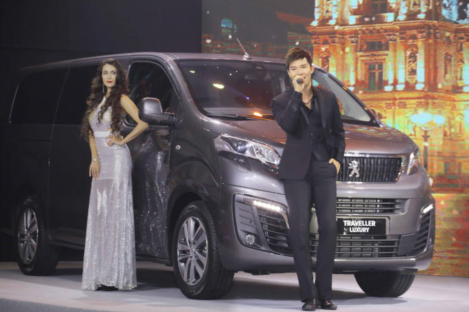 Cuối tuần qua, nam ca sĩ cùng ekip của mình đã có mặt tại miền Trung để tham gia biểu diễn trong một sự kiện lớn của một hãng xe hơi hàng đầu thế giới.