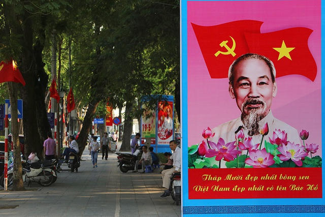 Hình ảnh Bác trên đường phố.