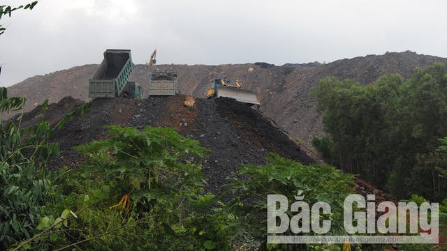 Bãi chất thải được tập kết không khác gì quả đồi, quá núi. (Ảnh nguồn Báo Bắc Giang).