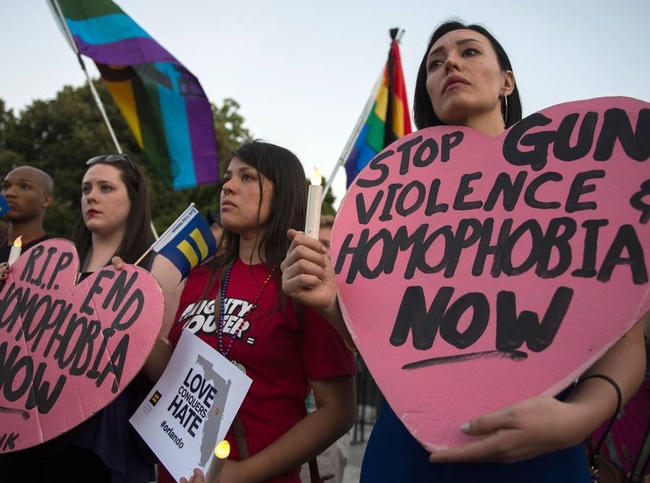 Tại Tượng đài Washington, nhiều người dân đã tập trung để thắp nến tưởng niệm các nạn nhân xấu số.