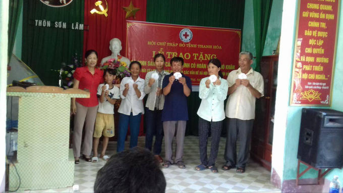 Các hộ gia đình bốc thăm để chọn bò. Ảnh: Nguyet Trinh