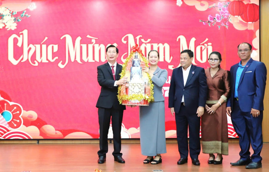 Tỉnh trưởng tỉnh Koh Kong Chhi Va tặng quà chúc mừng Tết Nguyên đán Bính Ngọ 2026, thay mặt Lãnh đạo tỉnh An Giang, Phó Chủ tịch UBND tỉnh An Giang Lê Văn Phước đón nhận