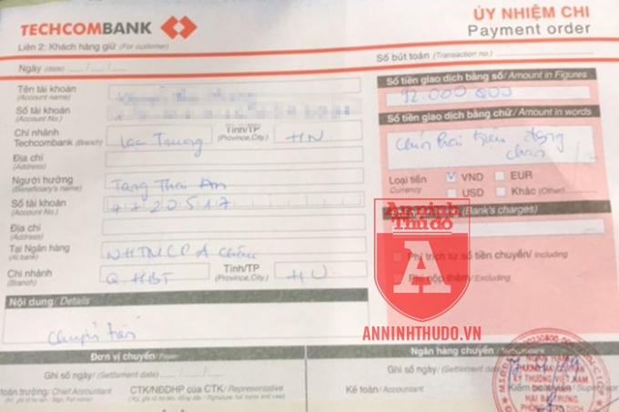 Phiếu chuyển tiền mà chị H. thực hiện, với số tiền 92 triệu đồng gửi vào tài khoản của kẻ lừa đảo.