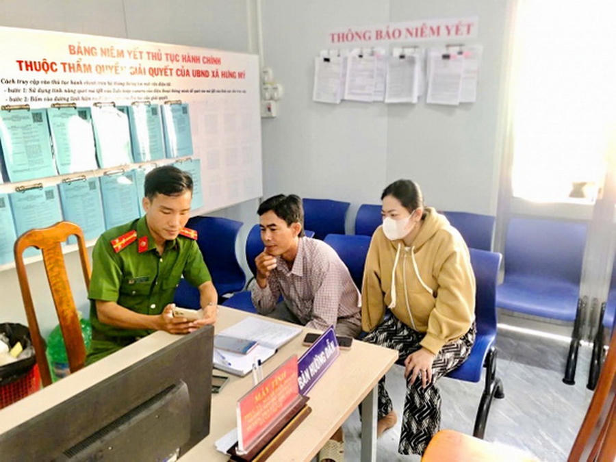 Công an xã Hưng Mỹ hướng dẫn người dân sử dụng VNeID giải quyết thủ tục hành chính trên dịch vụ công trực tuyến.