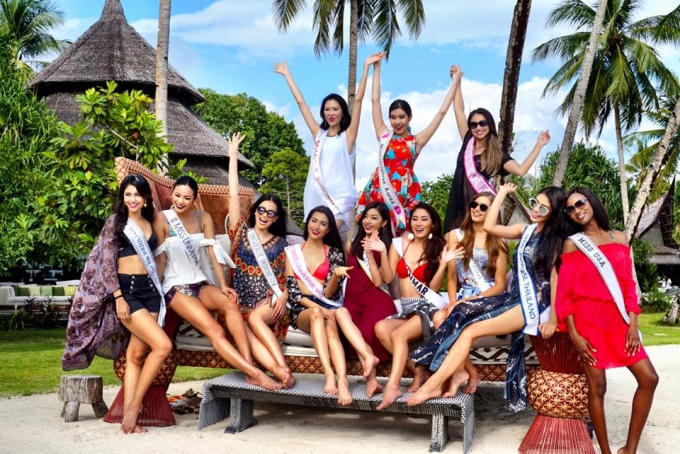 &Aacute; hậu Lệ Hằng tự tin diện bikini đọ d&aacute;ng c&ugrave;ng th&iacute; sinh Miss Universe