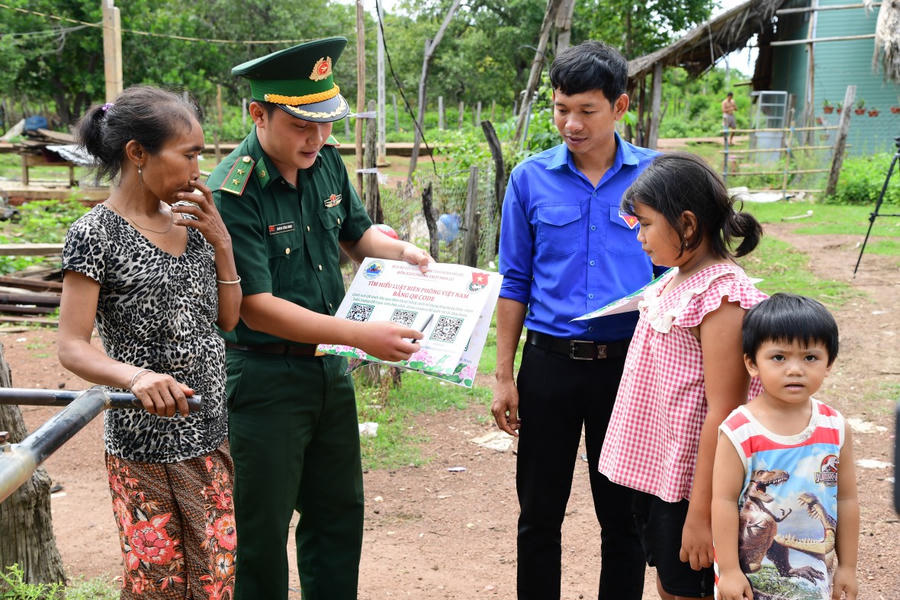 Thời gian qua, Bộ đội Biên phòng Đồng Nai đã triển khai hiệu quả các chương trình giàu tính nhân văn như “Nâng bước em tới trường”, “Con nuôi đồn Biên phòng”...