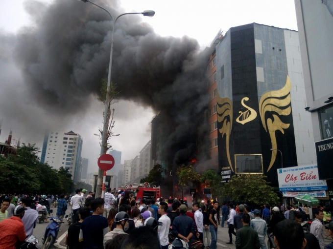 4 căn nhà kinh doanh quán karaoke bị lửa thiêu rụi trên phố Trần Thái Tông chiều 01/11 vừa qua.