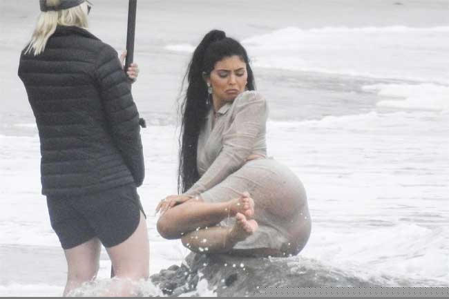 ty phu tre nhat the gioi, hot girl hollywood bi chup len bikini van goi cam ngat tho hinh anh 7