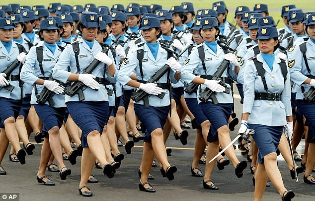 Các nữ quân nhân diễu hành trong sự kiện kỷ niệm ngày thành lập Không quân Indonesia. (Ảnh: AP)