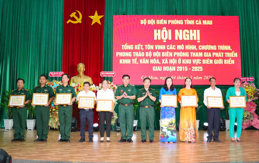 Đại tá Phạm Minh Giang - Bí thư Đảng ủy, Chính ủy Ban Chỉ huy BĐBP tỉnh và Đại tá Hà Văn Thanh - Chỉ huy trưởng Ban Chỉ huy BĐBP tỉnh trao Giấy khen cho các tập thể, cá nhân.