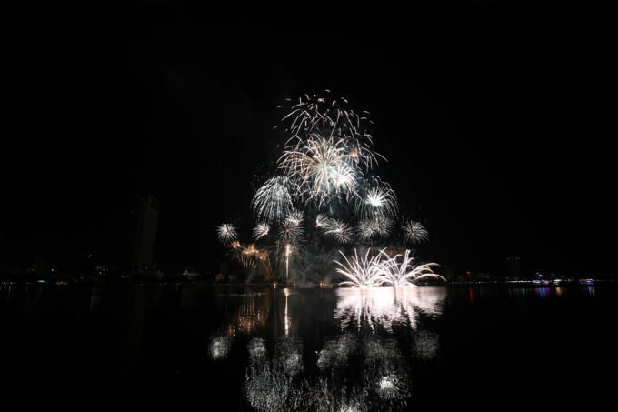 Phần giai điệu đẹp đồng điệu với những bông pháo đầy “ma thuật”.