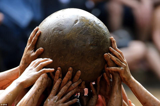 Lễ hội diễn ra trong ba ngày, bên cạnh trận cầu nước kịch tính, người dân cũng thường đi lễ để cầu mong những điều may mắn, tốt đẹp vào dịp này.