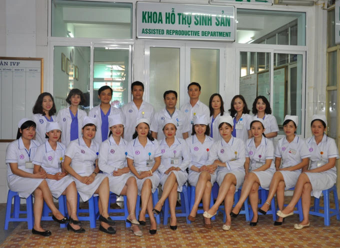 Giám đốc Bệnh viện Phụ sản Hải Phòng TS, BS Vũ Văn Tâm cùng tập thể bác sĩ, kỹ thuật viên, y tá, điều dưỡng TTHTSS.